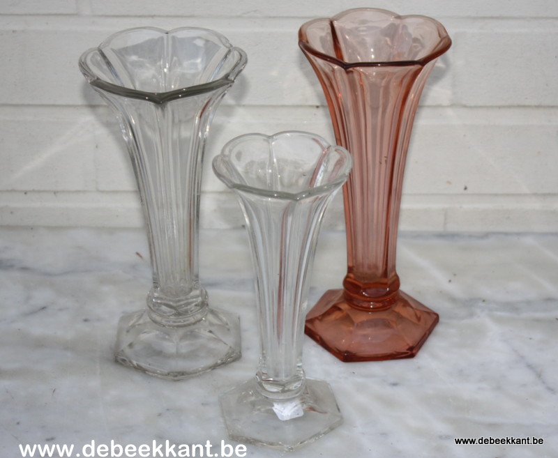 Vazen in oud glas en pique fleur